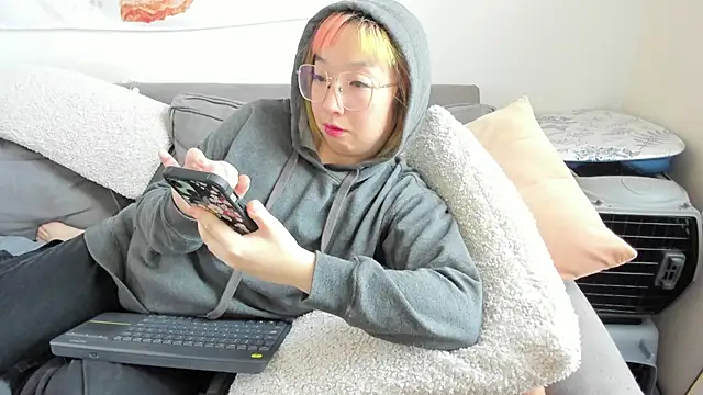 Snapshot of luxgray chatting on 12.19.24 luxgray online show from 12.19.24