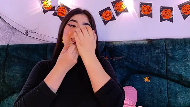 Snapshot of AgathaLynx chatting on 10.30.25 AgathaLynx online show from 10.30.25