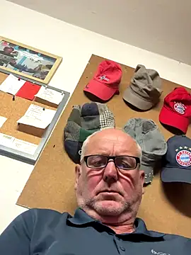 Snapshot of oldgayman chatting on 10.08.25 oldgayman online show from 10.08.25