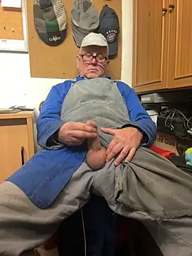 Snapshot of oldgayman chatting on 11.04.25 oldgayman online show from 11.04.25