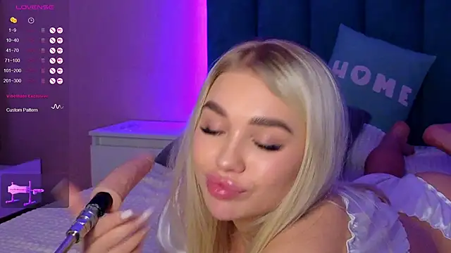 Snapshot of DreamPussyy chatting on 12.14.24 DreamPussyy online show from 12.14.24