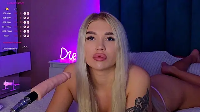 Snapshot of DreamPussyy chatting on 03.17.25 DreamPussyy online show from 03.17.25