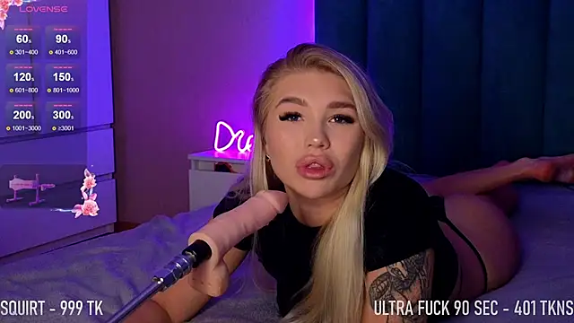 Snapshot of DreamPussyy chatting on 11.01.25 DreamPussyy online show from 11.01.25