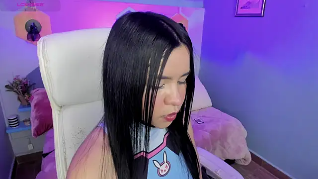 Snapshot of Hanna__Becker_ chatting on 12.14.24 Hanna Becker online show from 12.14.24