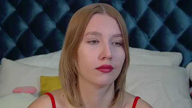 Snapshot of LiliLinn chatting on 09.19.25 LiliLinn online show from 09.19.25