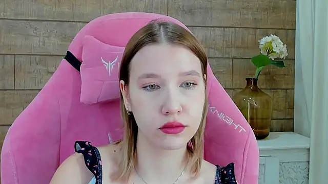 Snapshot of LiliLinn chatting on 10.21.25 LiliLinn online show from 10.21.25