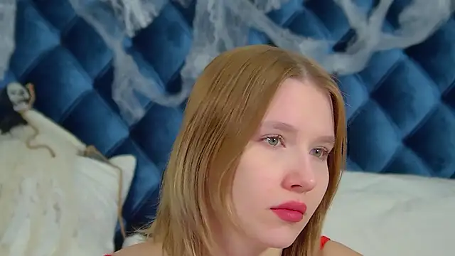 Snapshot of LiliLinn chatting on 10.25.25 LiliLinn online show from 10.25.25