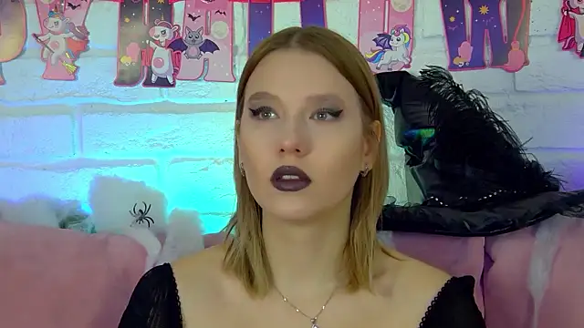 Snapshot of LiliLinn chatting on 10.31.25 LiliLinn online show from 10.31.25