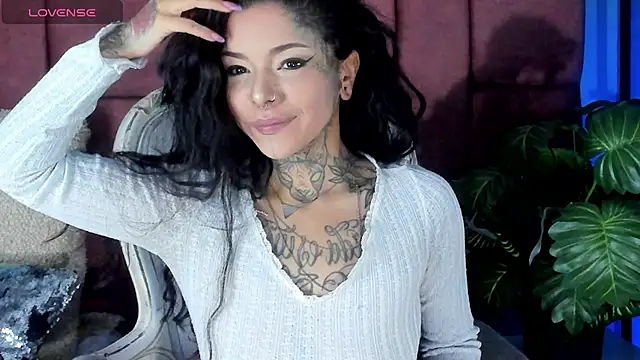 Snapshot of NinaInk chatting on 01.26.25 NinaInk online show from 01.26.25