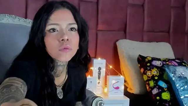 Snapshot of NinaInk chatting on 01.31.25 NinaInk online show from 01.31.25