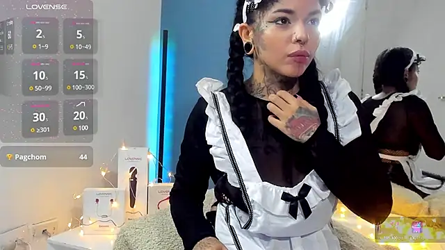 Snapshot of NinaInk chatting on 02.04.25 NinaInk online show from 02.04.25