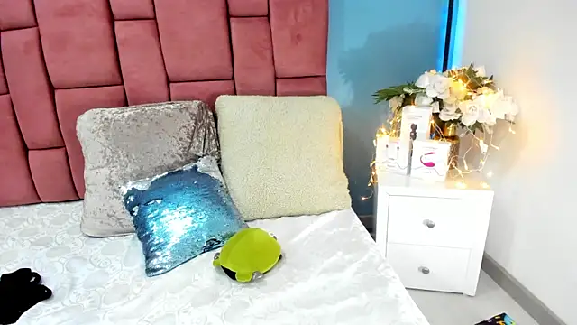 Snapshot of NinaInk chatting on 02.11.25 NinaInk online show from 02.11.25