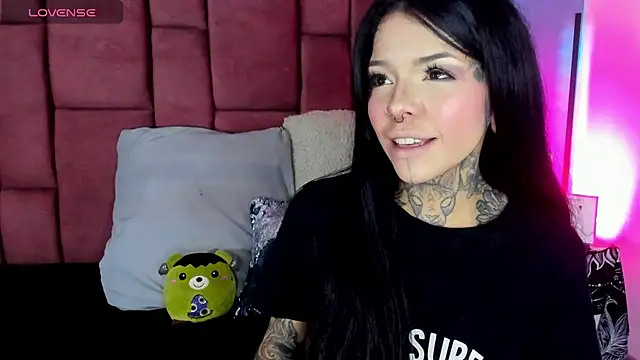 Snapshot of NinaInk chatting on 02.20.25 NinaInk online show from 02.20.25