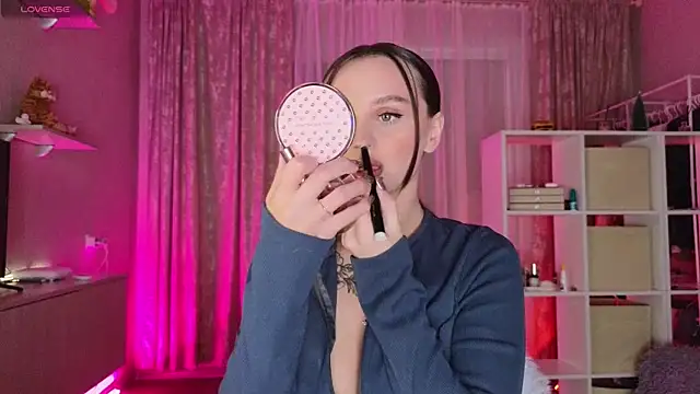 Snapshot of Katy_perry_ chatting on 02.16.25 Katy perry online show from 02.16.25