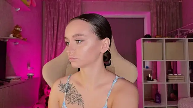 Snapshot of Katy_perry_ chatting on 03.17.25 Katy perry online show from 03.17.25