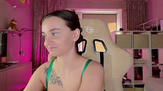 Snapshot of Katy_perry_ chatting on 03.22.25 Katy perry online show from 03.22.25