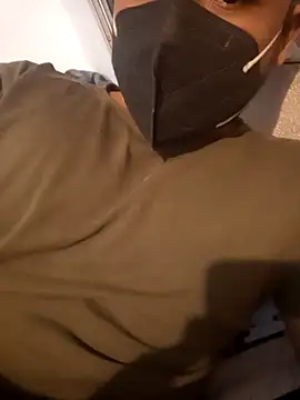 Snapshot of wildboy_simon chatting on 12.31.24 wildboy simon online show from 12.31.24