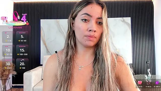 Snapshot of Alessia_Taylorr chatting on 10.28.25 Alessia Taylorr online show from 10.28.25