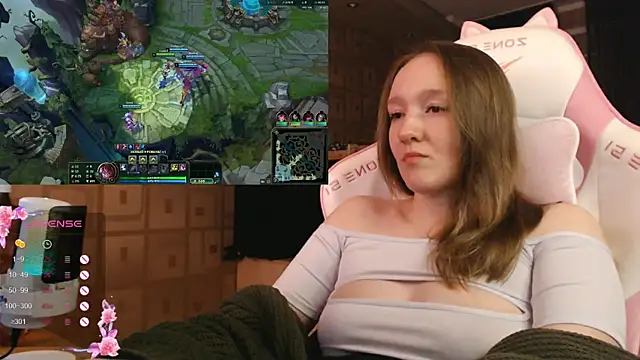 Snapshot of MoonlishSiren chatting on 09.17.25 MoonlishSiren online show from 09.17.25