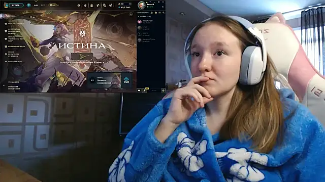 Snapshot of MoonlishSiren chatting on 09.30.25 MoonlishSiren online show from 09.30.25