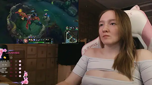 Snapshot of MoonlishSiren chatting on 10.11.25 MoonlishSiren online show from 10.11.25