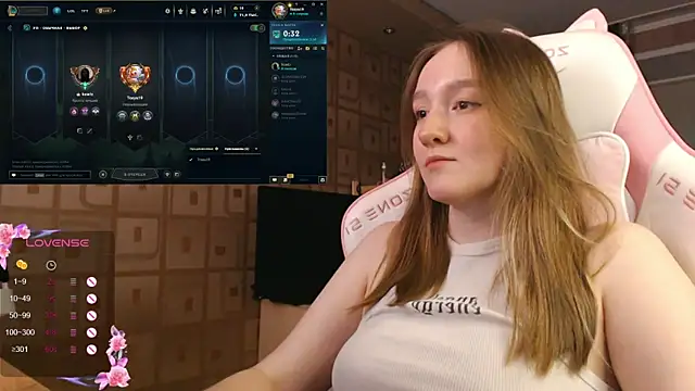 Snapshot of MoonlishSiren chatting on 10.19.25 MoonlishSiren online show from 10.19.25