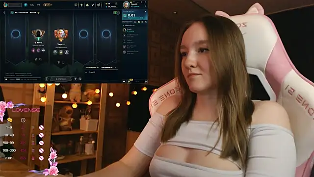 Snapshot of MoonlishSiren chatting on 10.26.25 MoonlishSiren online show from 10.26.25