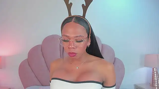 Snapshot of Nicole_Paradise chatting on 12.20.24 Nicole Paradise online show from 12.20.24