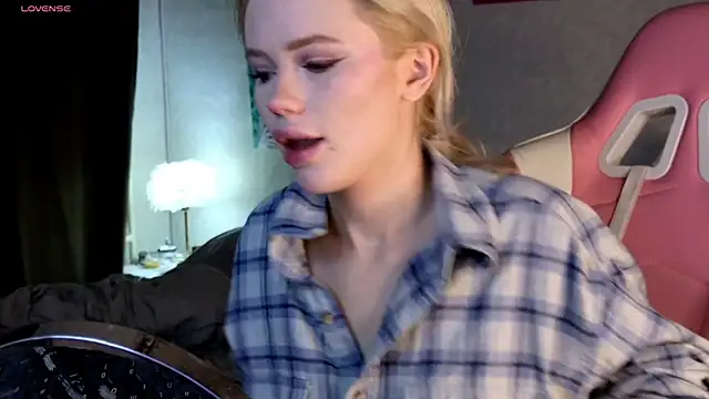 Snapshot of LexieLoree chatting on 12.05.24 LexieLoree online show from 12.05.24