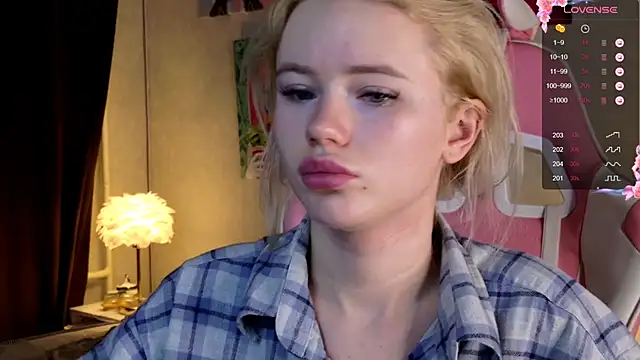 Snapshot of LexieLoree chatting on 12.08.24 LexieLoree online show from 12.08.24