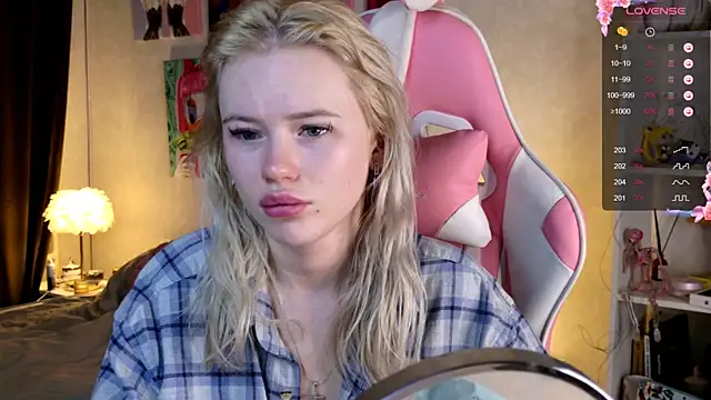 Snapshot of LexieLoree chatting on 12.13.24 LexieLoree online show from 12.13.24