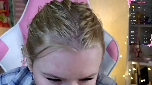 Snapshot of LexieLoree chatting on 12.14.24 LexieLoree online show from 12.14.24