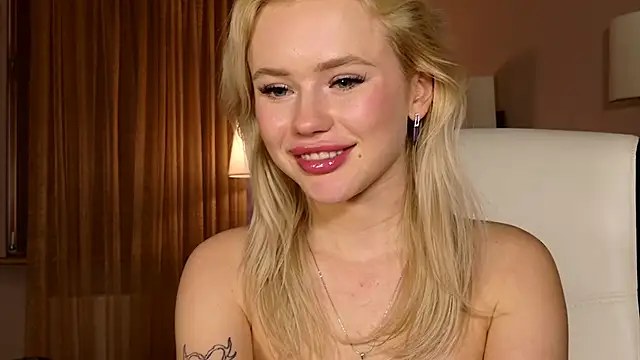 Snapshot of LexieLoree chatting on 12.17.24 LexieLoree online show from 12.17.24