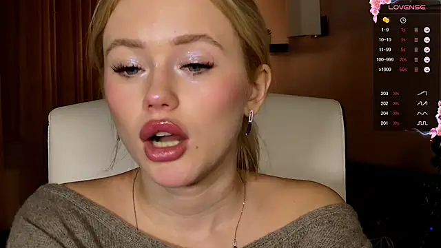 Snapshot of LexieLoree chatting on 12.19.24 LexieLoree online show from 12.19.24