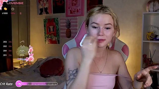 Snapshot of LexieLoree chatting on 01.08.25 LexieLoree online show from 01.08.25