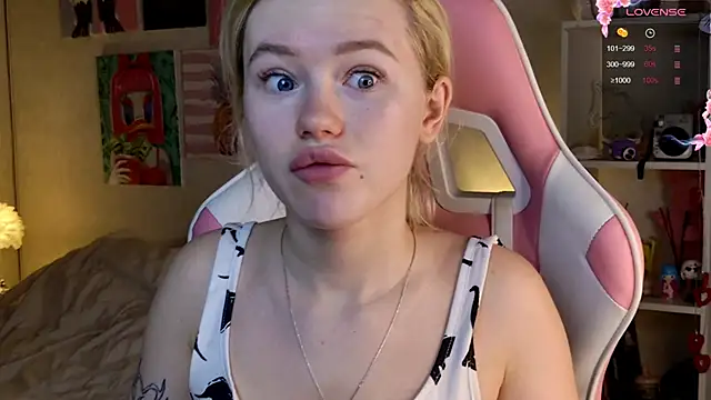 Snapshot of LexieLoree chatting on 02.05.25 LexieLoree online show from 02.05.25