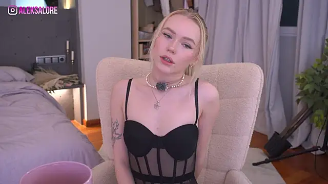Snapshot of LexieLoree chatting on 05.16.26 LexieLoree online show from 05.16.26