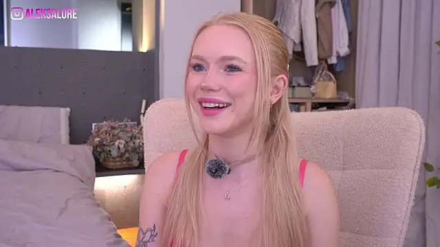 Snapshot of LexieLoree chatting on 07.20.26 LexieLoree online show from 07.20.26