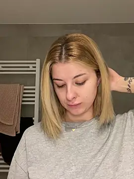 Snapshot of Mia-Minou chatting on 01.04.25 Mia-Minou online show from 01.04.25