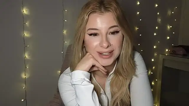 Snapshot of Mia-Minou chatting on 01.23.25 Mia-Minou online show from 01.23.25