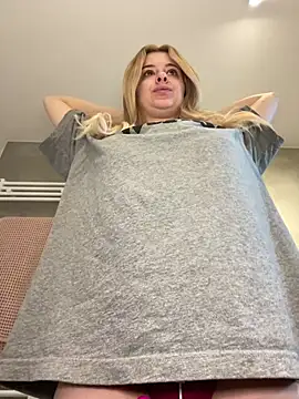 Snapshot of Mia-Minou chatting on 01.31.25 Mia-Minou online show from 01.31.25