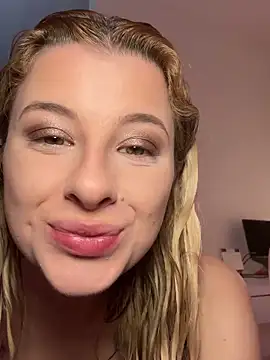 Snapshot of Mia-Minou chatting on 02.03.25 Mia-Minou online show from 02.03.25