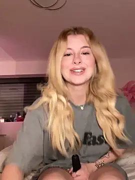 Snapshot of Mia-Minou chatting on 02.04.25 Mia-Minou online show from 02.04.25