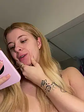 Snapshot of Mia-Minou chatting on 02.06.25 Mia-Minou online show from 02.06.25