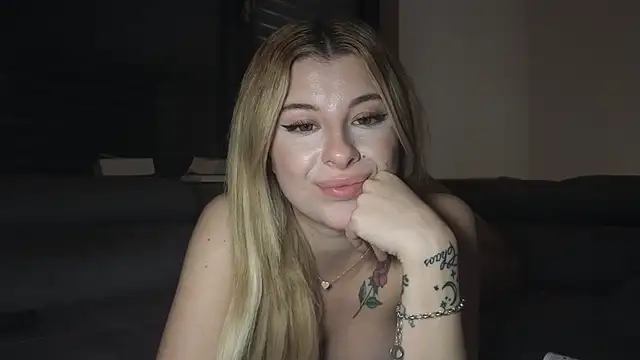 Snapshot of Mia-Minou chatting on 02.11.25 Mia-Minou online show from 02.11.25