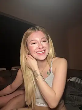 Snapshot of Mia-Minou chatting on 02.12.25 Mia-Minou online show from 02.12.25