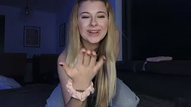 Snapshot of Mia-Minou chatting on 02.14.25 Mia-Minou online show from 02.14.25