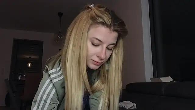 Snapshot of Mia-Minou chatting on 02.17.25 Mia-Minou online show from 02.17.25