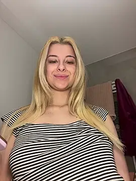 Snapshot of Mia-Minou chatting on 03.16.25 Mia-Minou online show from 03.16.25