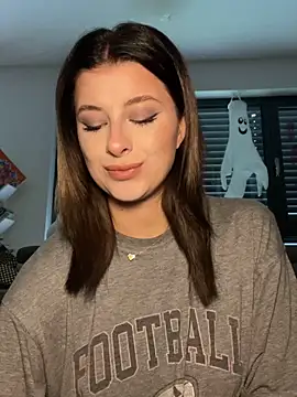 Snapshot of Mia-Minou chatting on 10.10.25 Mia-Minou online show from 10.10.25